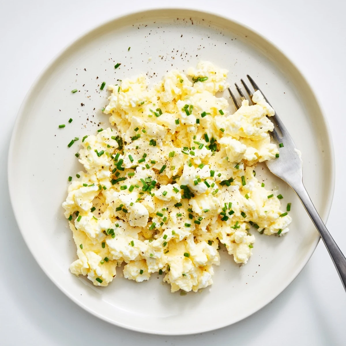 Quick brunch Cottage Cheese Scrambled Eggs With Chives, creamy curds and fresh herbs